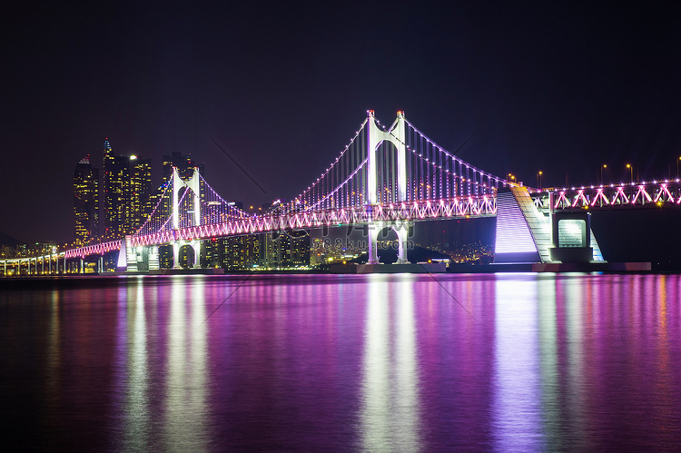 广安大桥和海云台在晚上在釜山，
