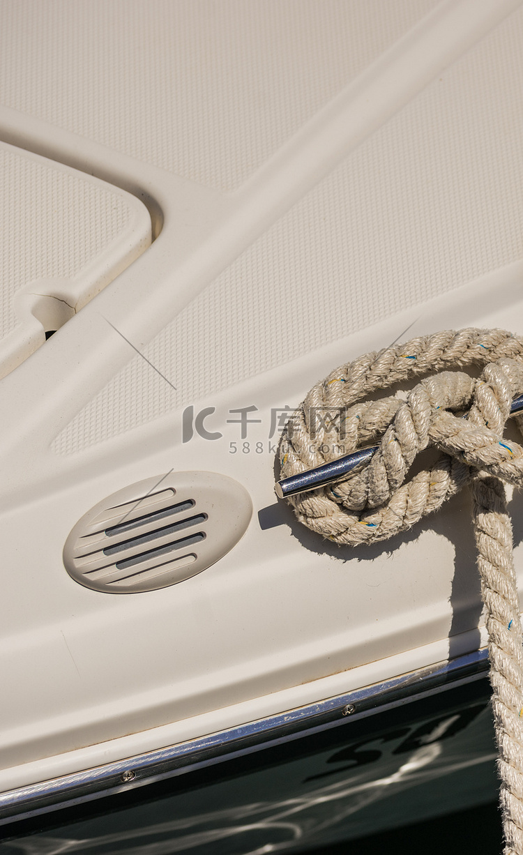 船甲板上绳夹的细节视图，特写