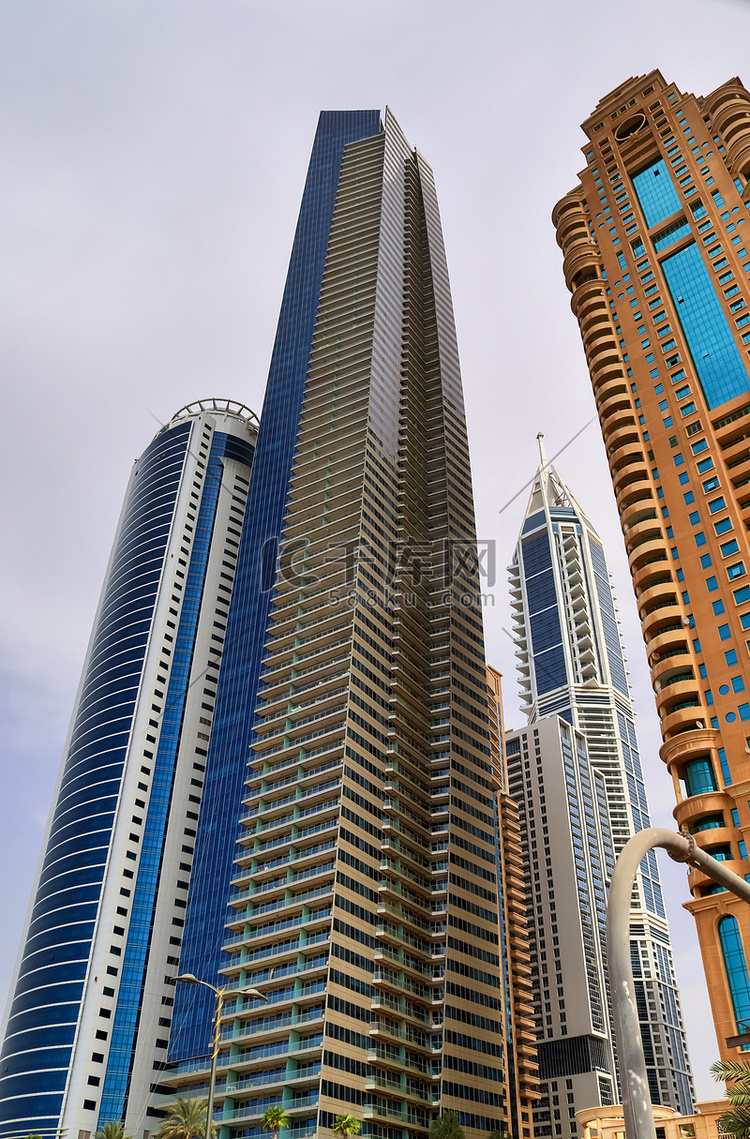 豪华现代摩天大楼位于迪拜市中心