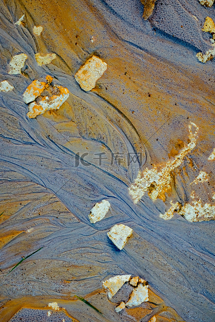 高岭土矿的抽象蓝色和金色沙子纹