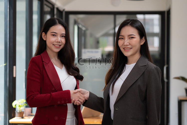 两位自信的亚洲商业女性在办公室