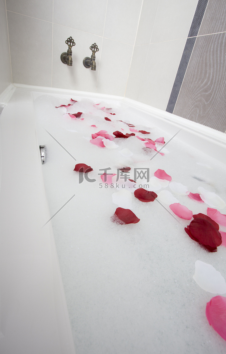 沐浴水与玫瑰花瓣