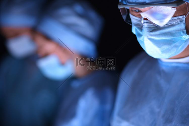 团队外科医生在手术中工作