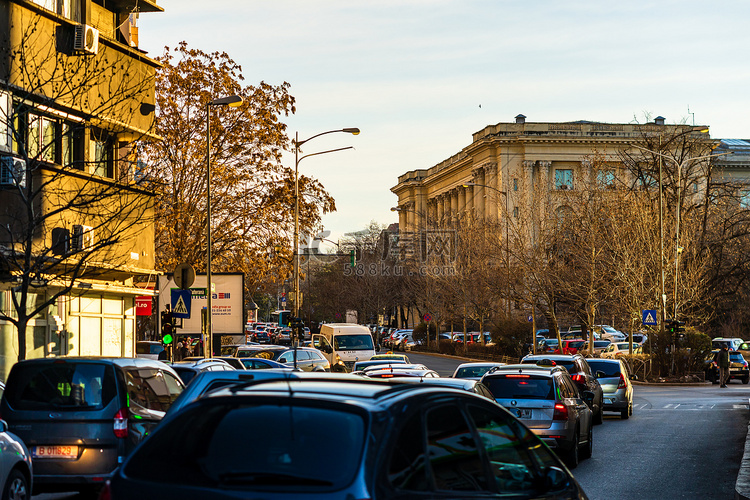 交通高峰时间在市中心区的汽车。