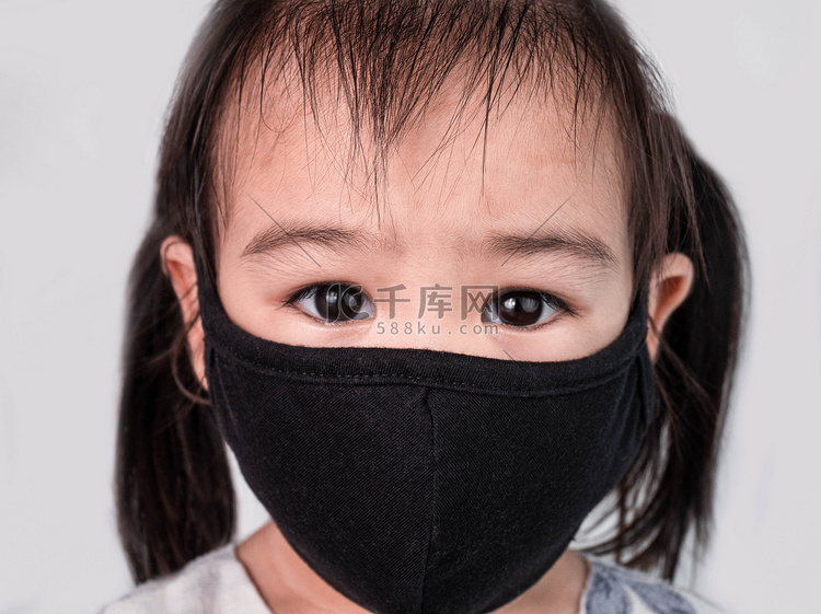 亚洲女童戴着面罩以防止白色背景