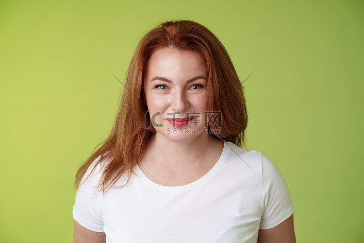 热情微笑的红头发中年妇女开心地
