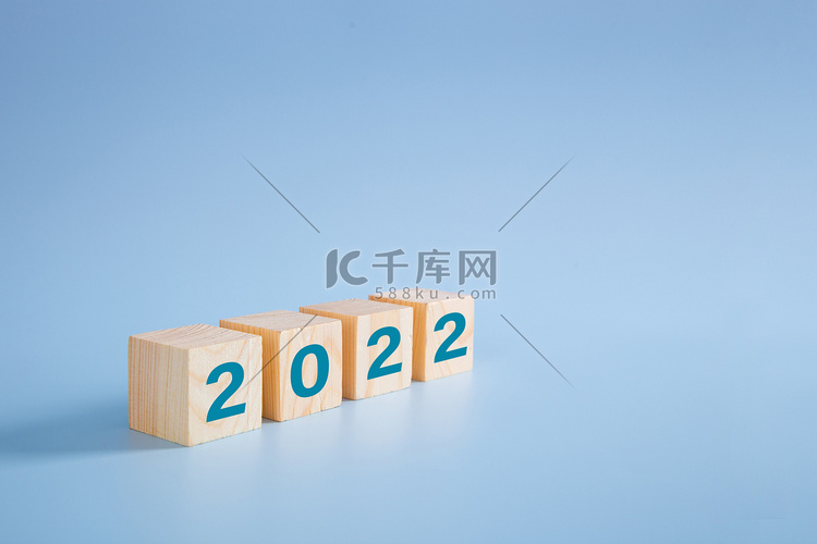 蓝色背景木块上的 2022 号