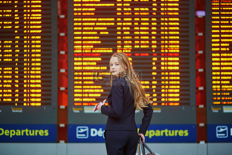 国际机场航站楼提着手提行李的妇