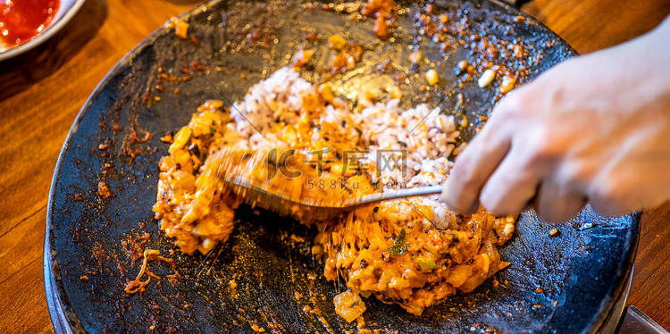 济州岛餐厅的美味火山形炒饭，配