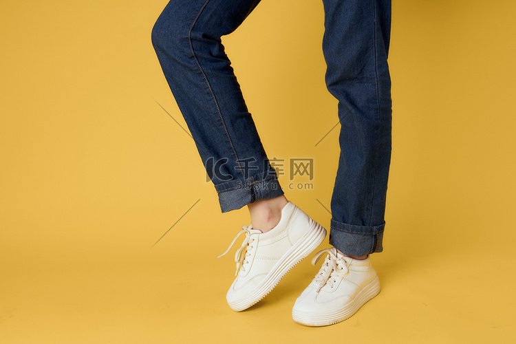 女式腿牛仔裤白色运动鞋时尚街头