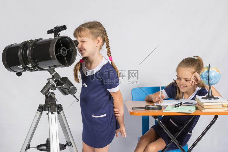 女天文学家通过望远镜的目镜观察