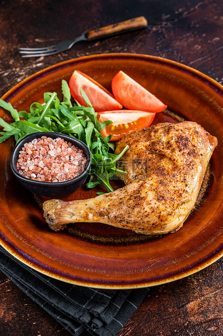 家禽菜-烤鸡腿配蔬菜沙拉。