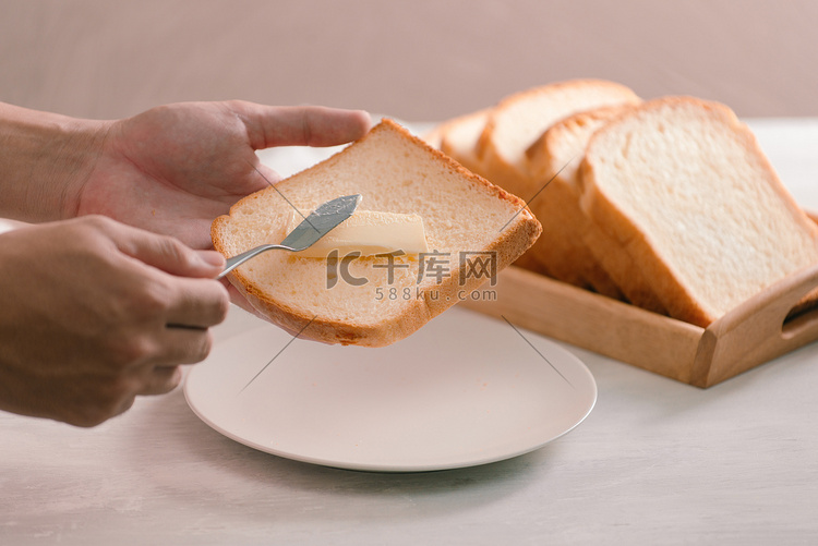 从高角度拍摄的切片白面包和黄油
