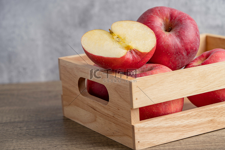 木盒中的苹果和半水果，带复制空