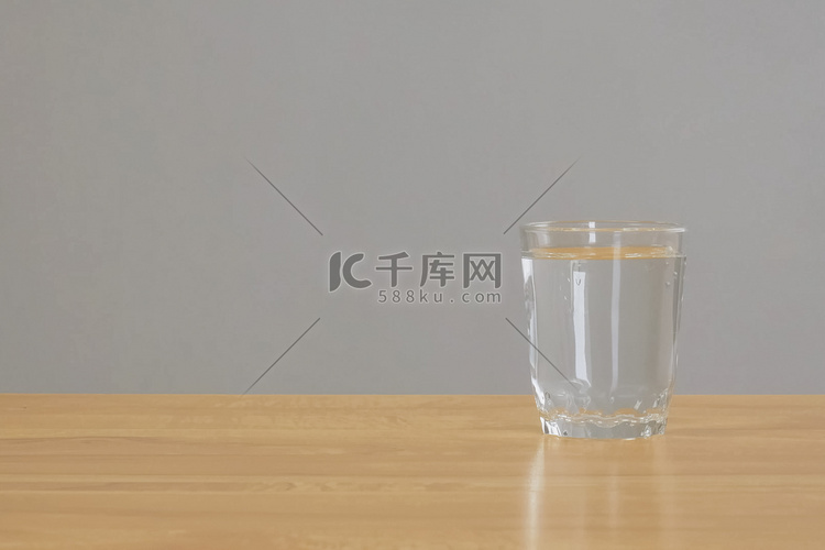 桌上的一杯水。