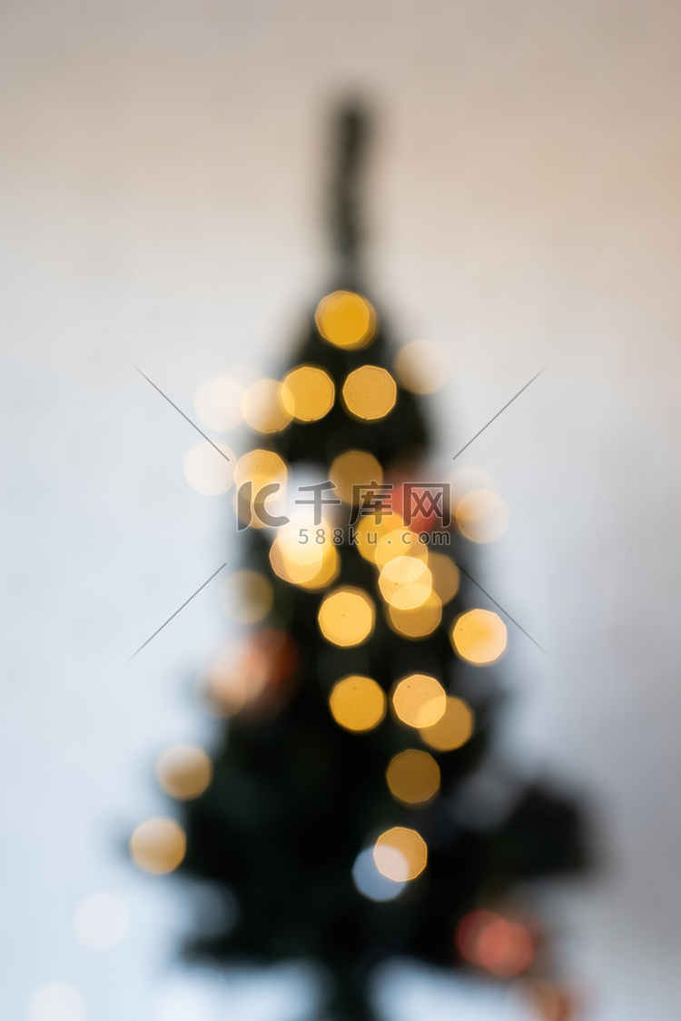 模糊的圣诞树与彩灯