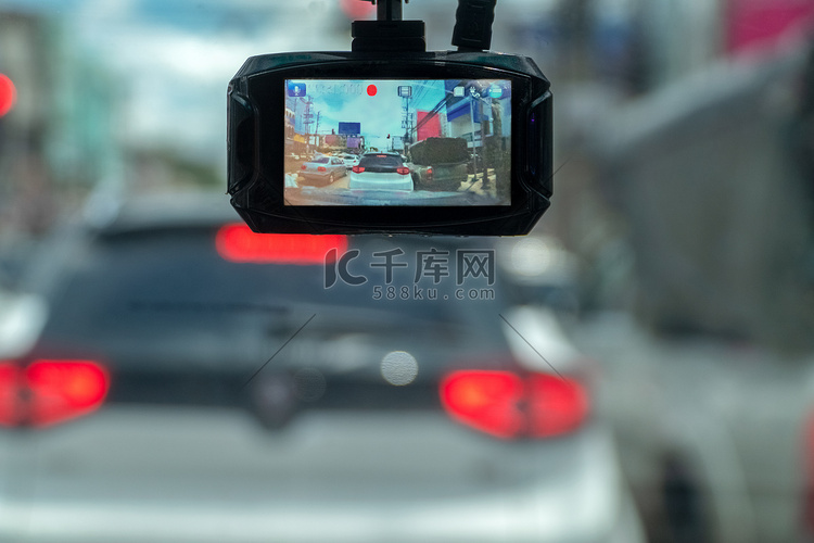 汽车录像机记录在街道上的一次事