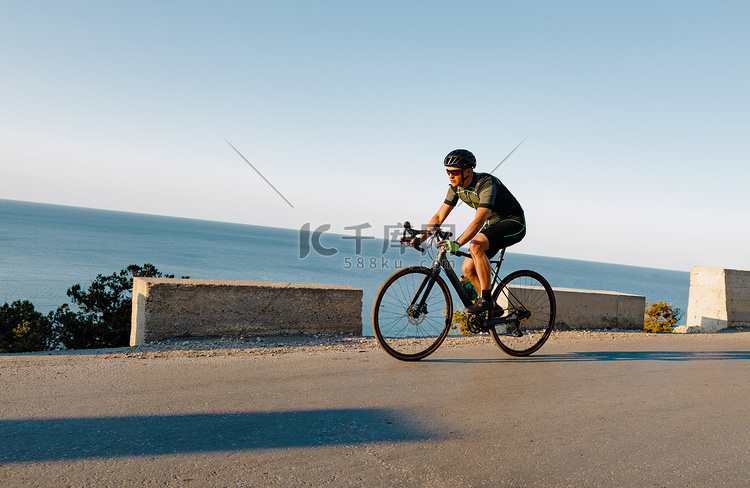 骑在沿海公路上的自行车运动运动