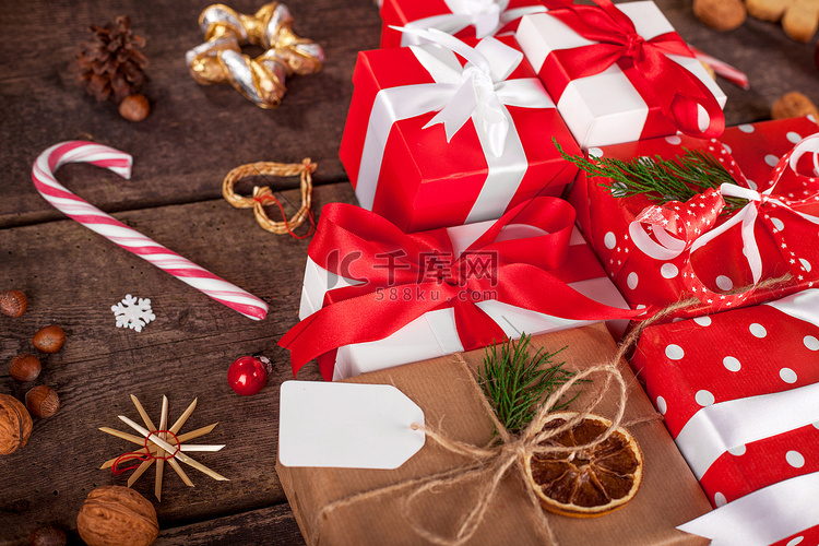 手工包装的圣诞礼品盒庆祝背景。