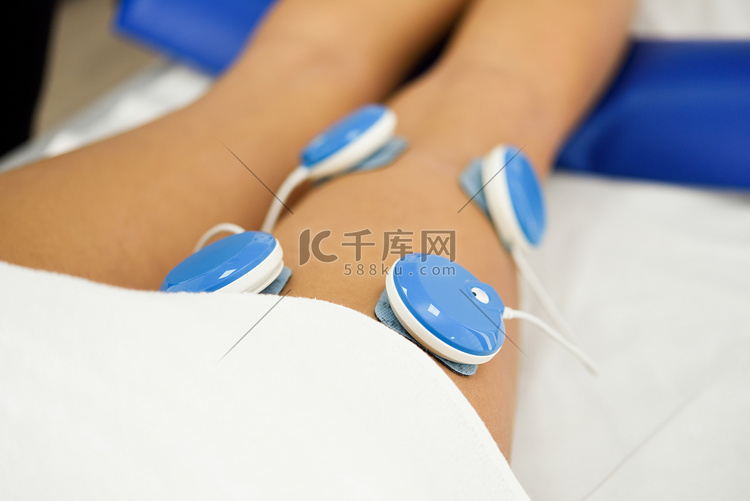 年轻女性腿部物理治疗中的电刺激