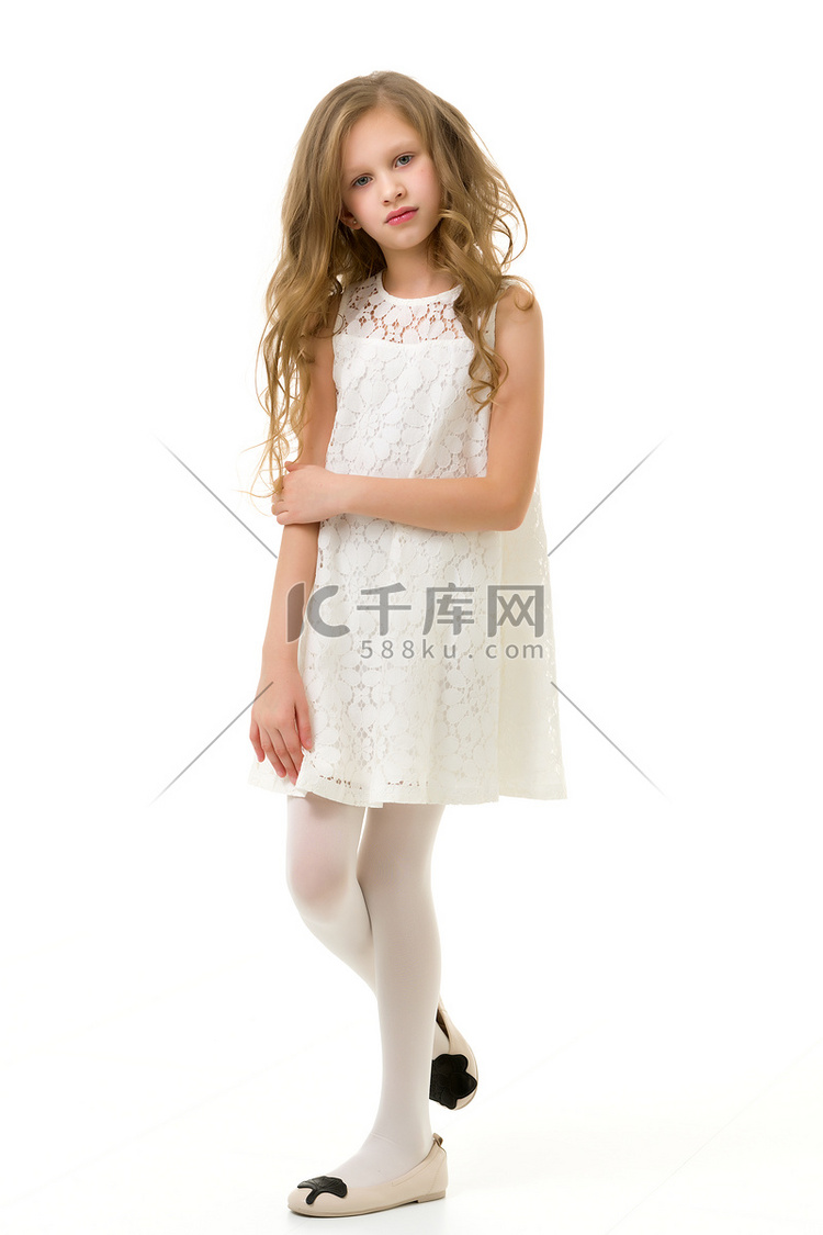 穿着白色蕾丝连衣裙的漂亮女孩全