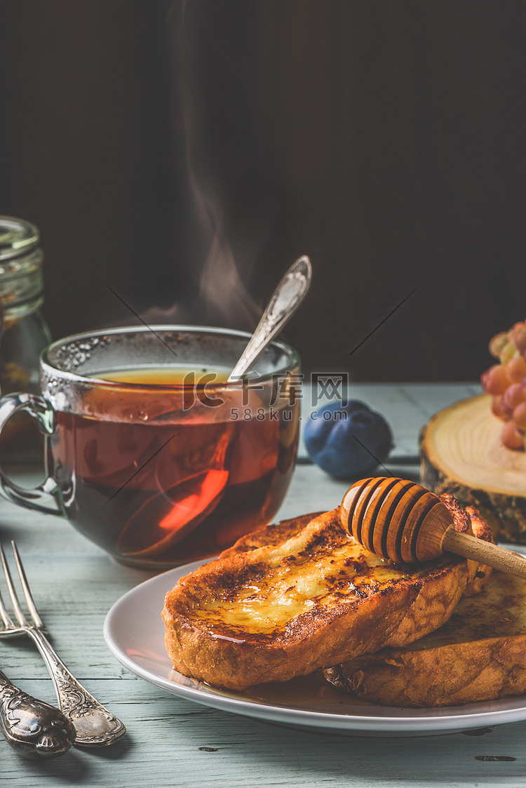 法式吐司加蜂蜜、水果和茶