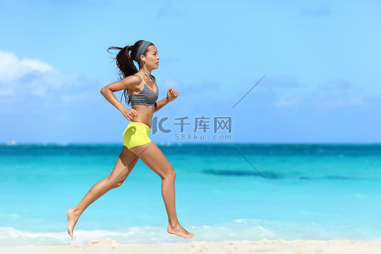 适合在沙滩上跑步的女运动员女赛