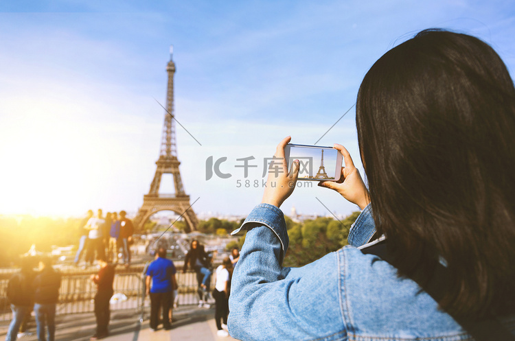 女游客在巴黎埃菲尔铁塔附近的阳