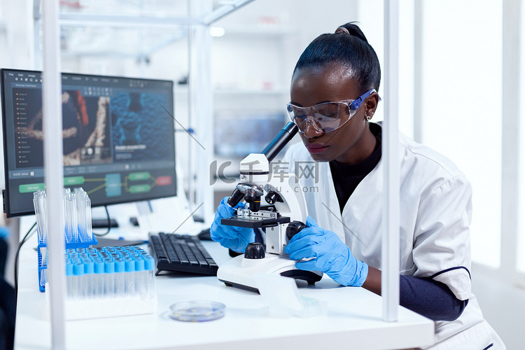非洲研究人员调整显微镜镜头