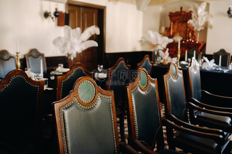 古堡餐厅新婚之夜的古董椅