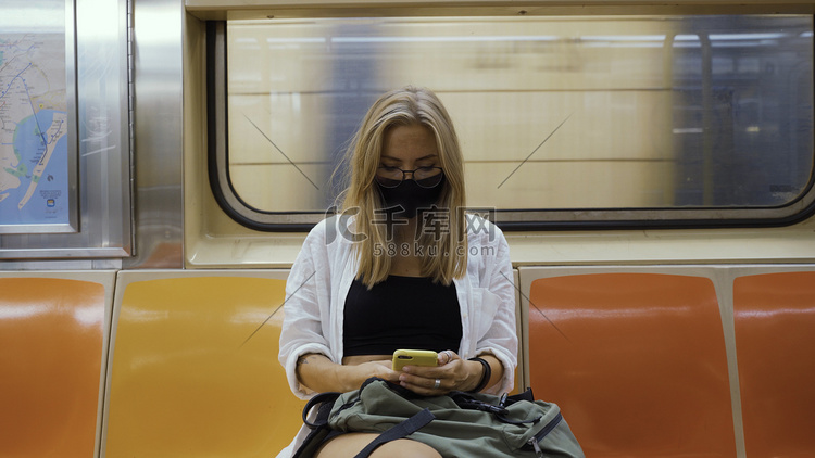 地铁列车中的女人