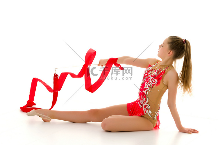 女子体操运动员用胶带进行练习。