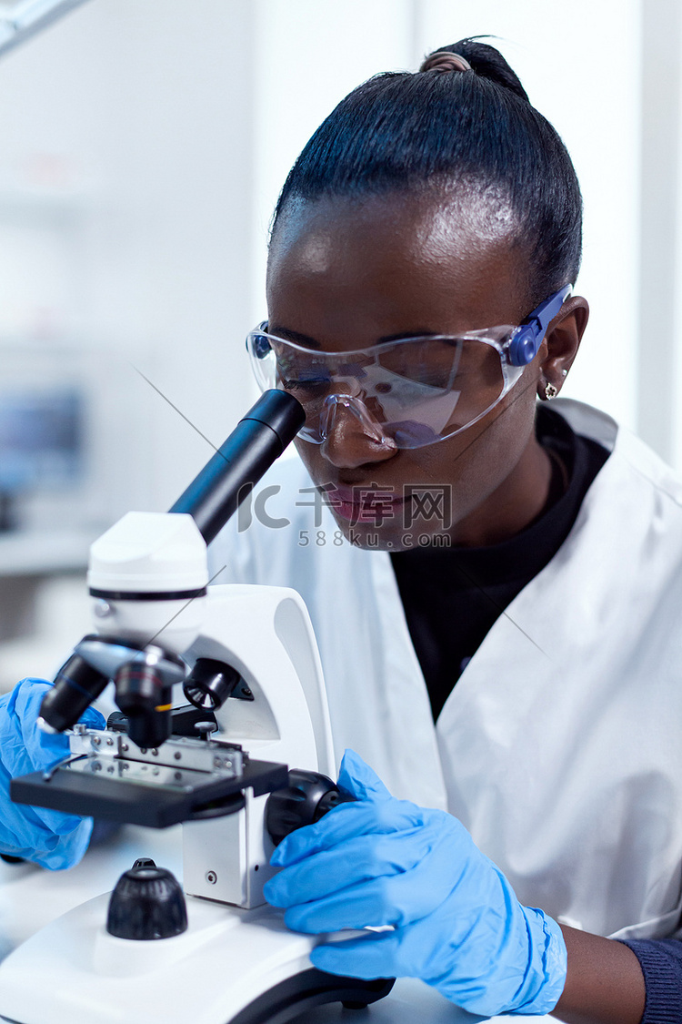 非洲裔化学家做样品分析的特写