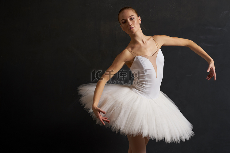 白色芭蕾舞短裙舞蹈表演剪影黑暗