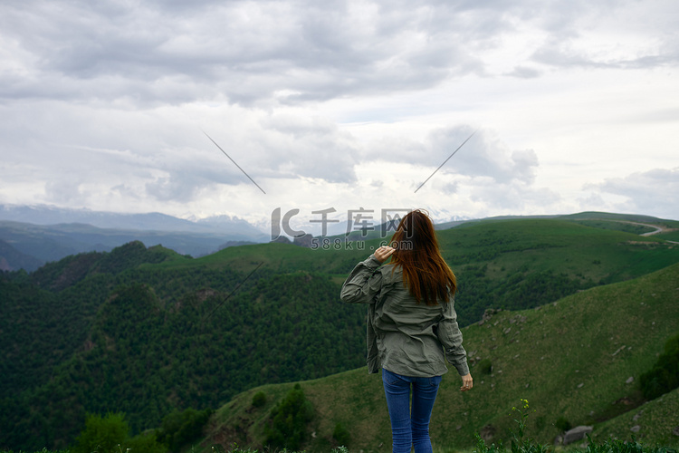 女人旅游山旅游景观自然假期