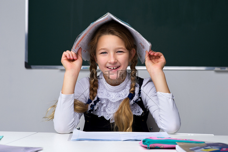 可爱的女学生的画像。回到学校，