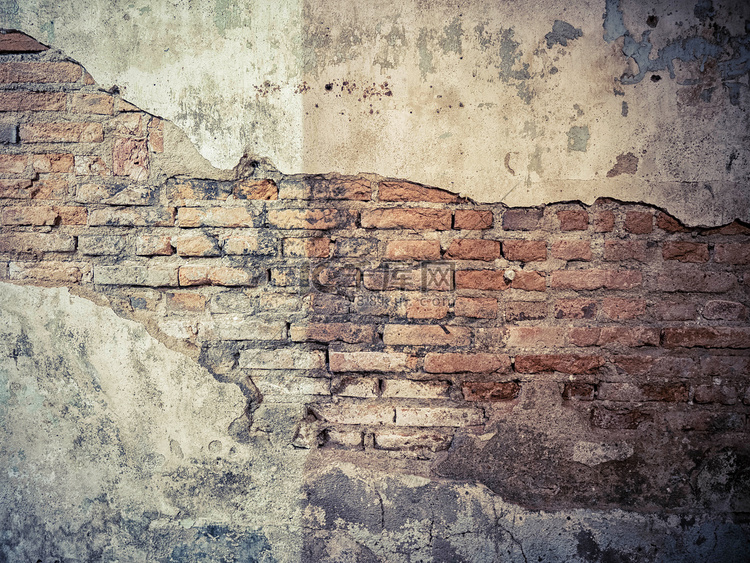旧裂缝混凝土水泥墙，里面有红砖