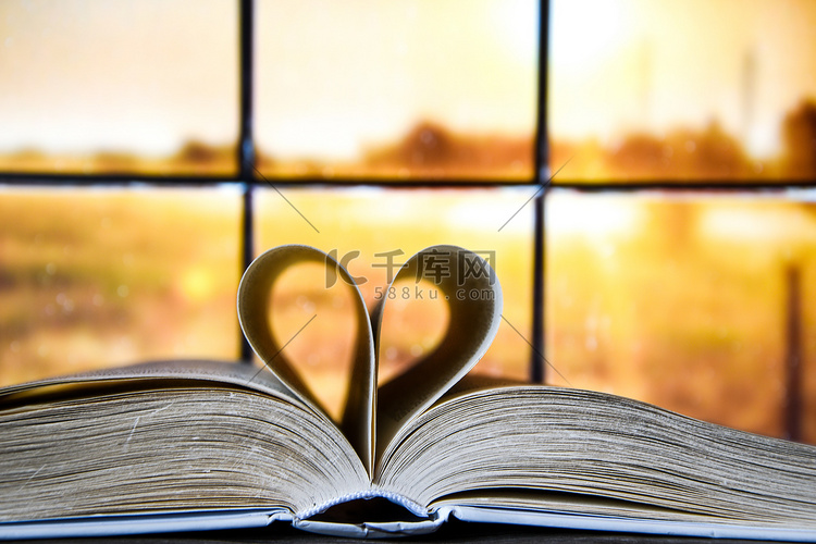 窗口背景上有爱情符号的书，心形