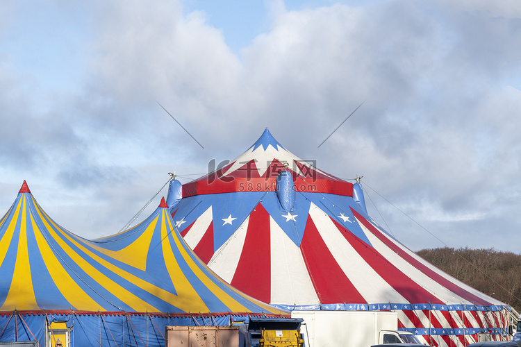 红白相间的马戏团帐篷，顶上是蓝