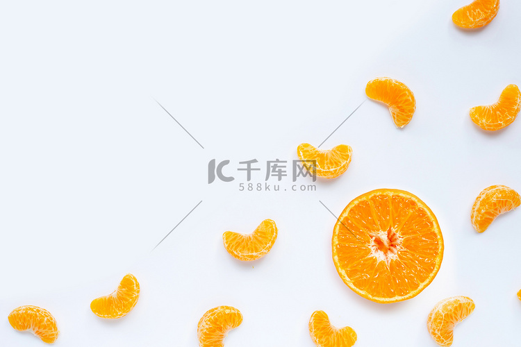 普通话段，新鲜的橙色隔离在白色