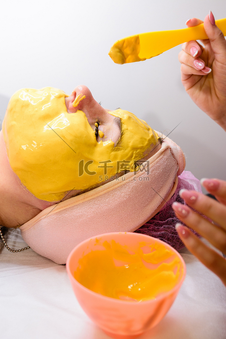 女人脸上的金色面具，放松和皮肤