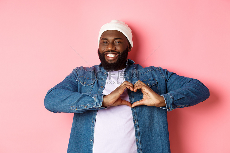快乐的非洲裔美国人表现出心脏标
