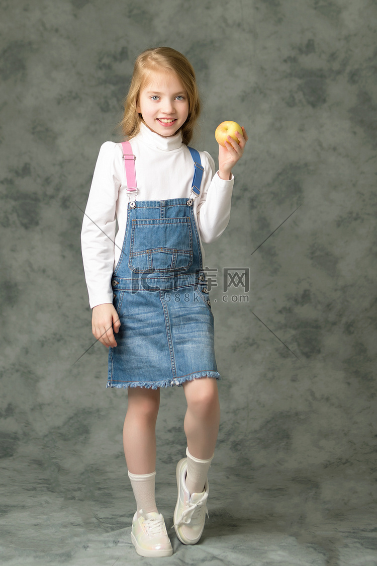 小女孩与 apple.Studio 肖像。