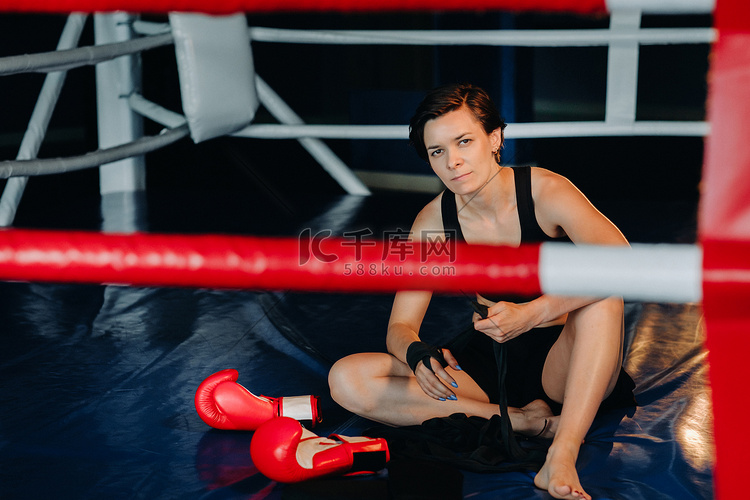 一位戴着红手套的女拳击手在训练