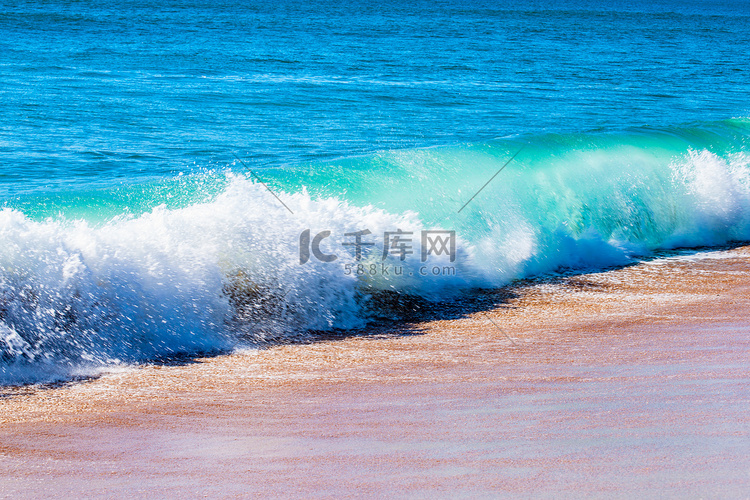 海浪冲击新科罗曼德尔半岛的泰鲁