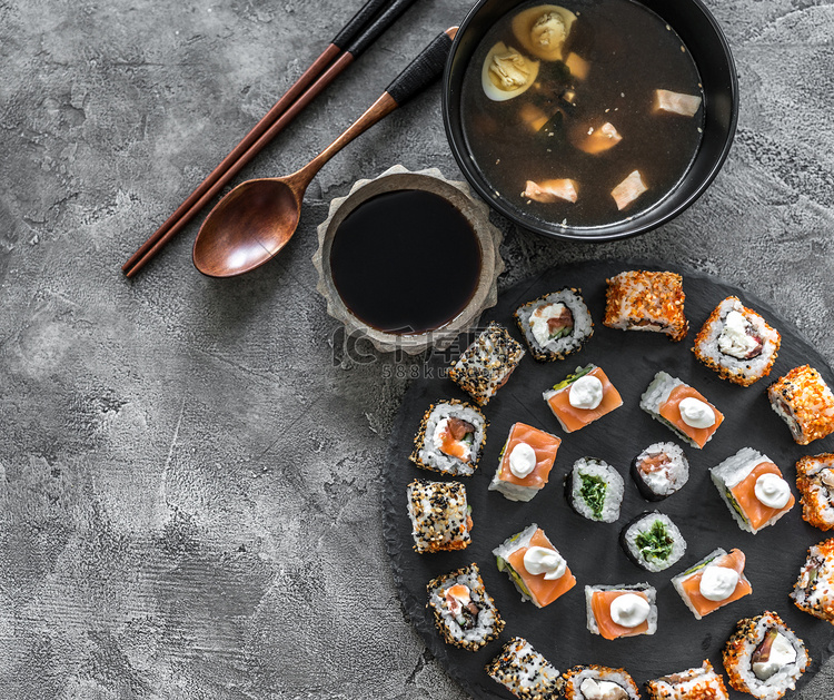 寿司套餐和味噌汤
