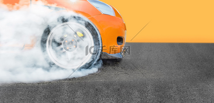 赛车漂移车在速度轨道上燃烧轮胎