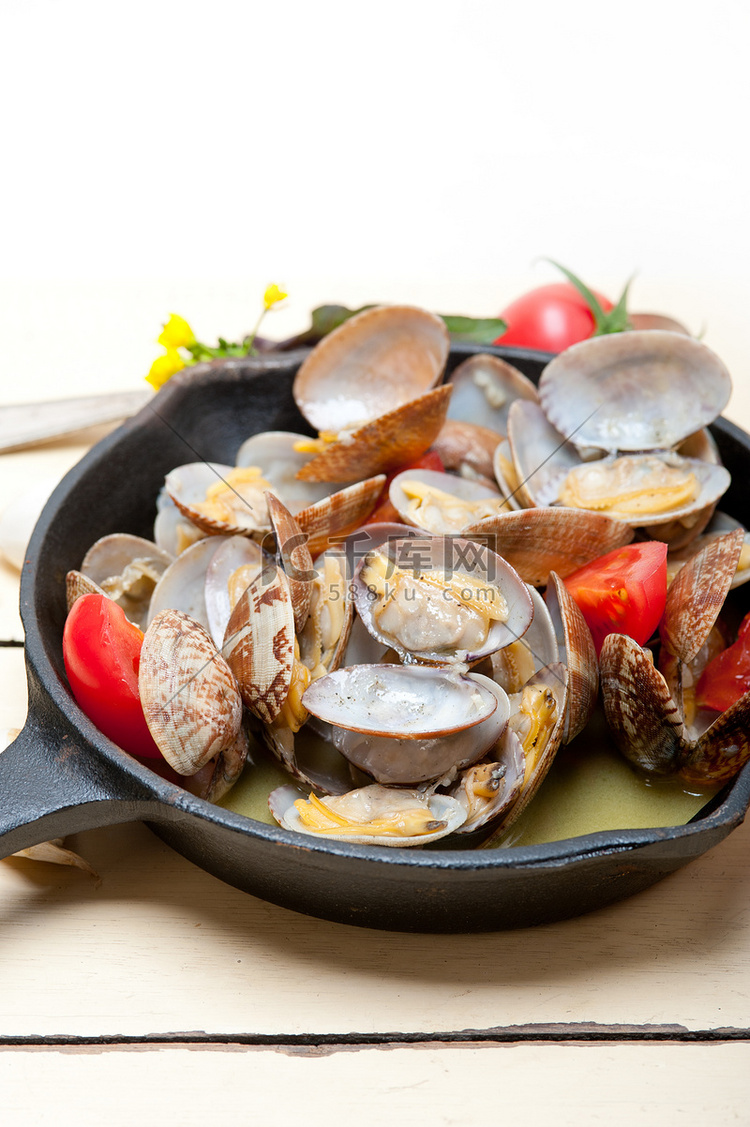 新鲜的蛤蜊放在铁锅上