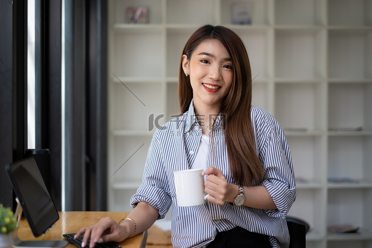 周一早上，年轻漂亮的女人拿着咖