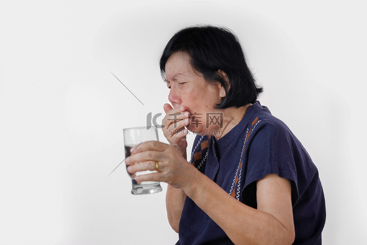 老妇人吃药后喝水窒息，被白色背